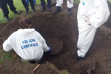 Encontraron un barril enterrado en la quinta del Pata Medina