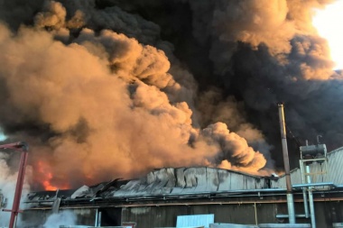 Voraz incendio destruyó un depósito de Mafissa en Olmos