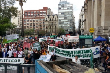 Los farmacéuticos se movilizan contra el desembarco de Farmacity