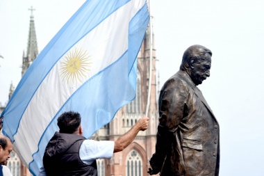 Inauguraron la estatua en homenaje a Raúl Alfonsín