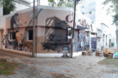Con consignas a favor de Videla, vandalizaron un centro cultural