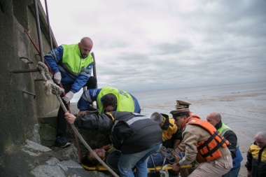 Rescataron a 123 personas de un catamarán que se encalló en el Río de La Plata