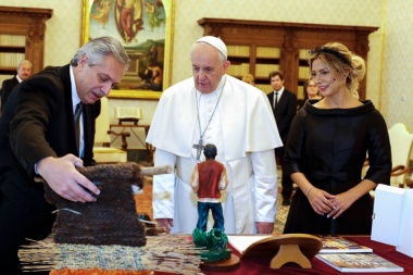 El momento en que el papa Francisco y Fernández intercambiaron regalos
