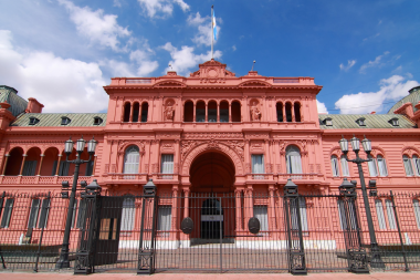El Gobierno congela el sueldo de los funcionarios políticos