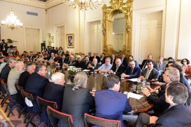 El Presidente firmó un acuerdo con empresarios, sindicalistas y movimientos sociales