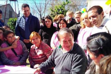 Junto a Carlos Regazzoni, Toty Flores visitó Almirante Brown