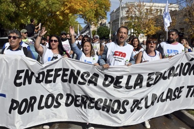 Docentes paran y marchan por mejoras salariales