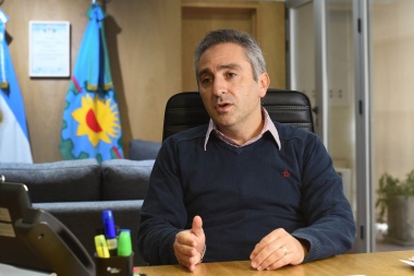 Larroque afirmó que Vidal "paralizó casi 200 obras y dejó 2.000 colegios en emergencia edilicia"