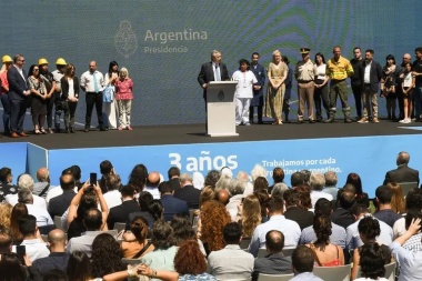 Alberto encabezó el acto oficial por los 3 años de gestión