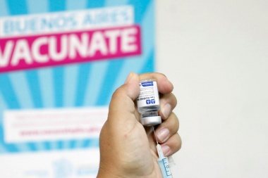 Empiezan a vacunar a mayores de 60 sin enfermedades y de 40 con enfermedades