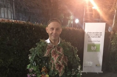 Insólito: Bergman se disfrazó de planta para hablar del cambio climático