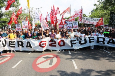 Multitudinaria marcha en rechazo al G20 y al FMI