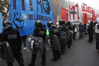 Organizaciones sociales mantienen acampe en Retiro para pedir a empresarios que "bajen los precios"