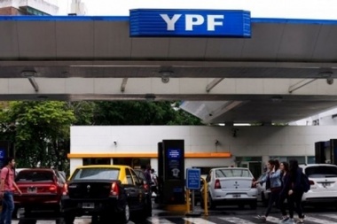 El Gobierno acordó un aumento del 4% mensual para los combustibles hasta agosto