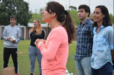 Ante una multitud, Inés Arrondo realizó la clínica de hockey en La Plata