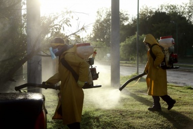 El Municipio de La Plata realiza operativos de desinfección y control sanitario en los barrios