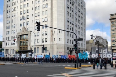 Movimientos sociales reclaman "trabajo genuino y mayor asistencia" frente al Ministerio de Desarrollo