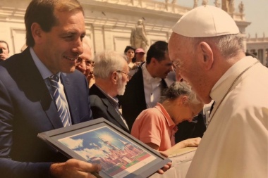 Garro le entregó un cuadro de la República de los Niños al Papa