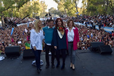 Cristina Kirchner prometió "democratizar la economía" y pidió "humildad en la gestión"