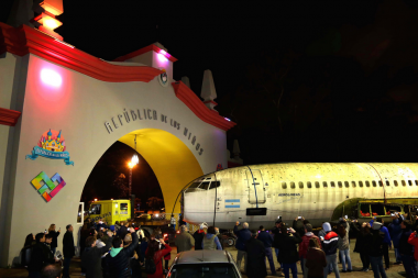 Llegó a la República de los Niños un avión que protagonizó la historia argentina