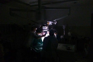 En el Hospital de Niños debieron terminar una operación alumbrándose con celulares