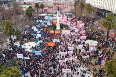 Piqueteros de izquierda marchan a Plaza de Mayo en demanda de asistencia económica
