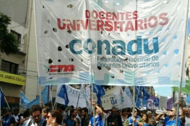 Los docentes universitarios inician un paro por 48 horas en reclamo de mejoras salariales