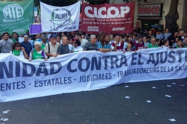 Los estatales paran y se movilizan por la reapertura de las paritarias