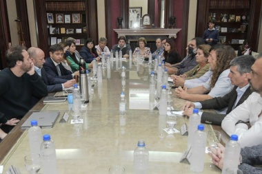 Kicillof inicia la discusión paritaria con los estatales y los docentes