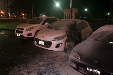 Investigan a un teniente de la Bonaerense por la quema de autos en Seguridad