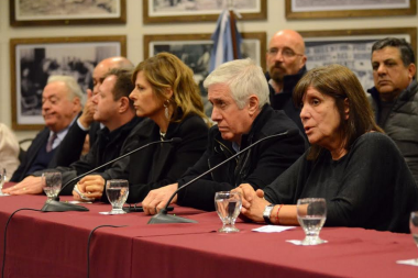 Legisladores de la oposición rechazaron la ley de Turf que impulsa Vidal