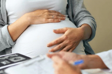 Presentan un proyecto para extender las licencias por maternidad y paternidad