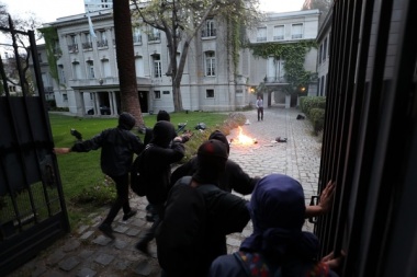 Atacaron el consulado argentino en Chile durante una protesta mapuche