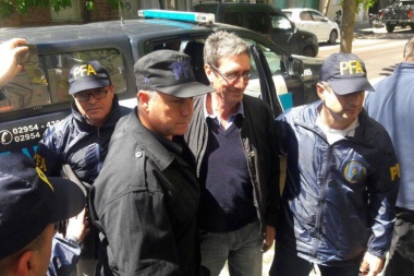 Liberaron a Aníbal Prina, el docente acusado de tirar huevos contra Macri