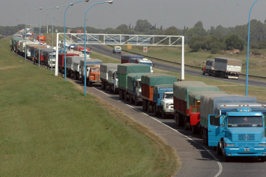 El Gobierno incrementa 16% la tarifa de referencia del transporte de cargas