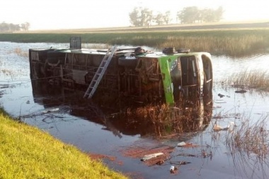 Tragedia en Ruta 2: Volcó un micro y hay tres muertos