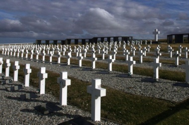 Islas Malvinas: Familiares rinden homenaje en Darwin a los soldados caídos
