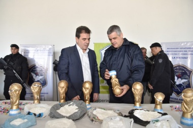 Detuvieron a una banda que traficaba droga en réplicas de la copa del Mundo