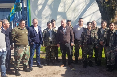 Changui Barragán entregó material a la Policía Rural de Roque Pérez