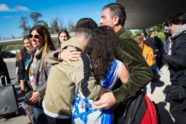 Regreso Seguro: llegó al país el vuelo de Aerolíneas Argentinas con los primeros repatriados de Israel