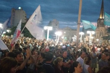 Fuerte protesta en Azul contra el cierre de una planta de Fabricaciones Militares