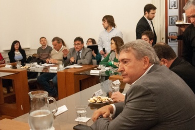 El massismo calificó de “vergonzosa” la presentación de Siciliano