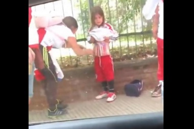 Superclásico: Piden investigar a la mujer que cargó con bengalas a un niño