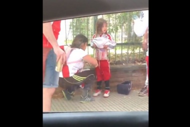 Liberaron a la madre que escondió bengalas en el cuerpo de su hijo