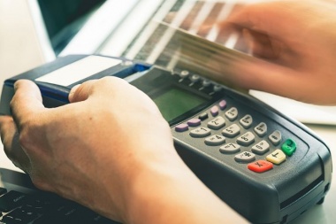 Las propinas que se paguen con tarjetas quedarán exentas de IVA y Ganancias