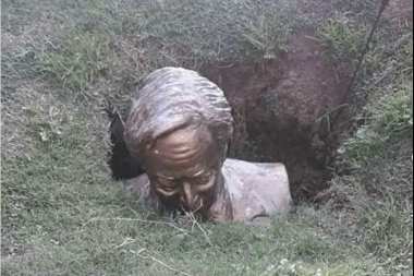 Rompieron y enterraron en un pozo un busto de Néstor Kirchner en Roque Pérez