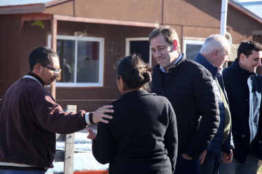Garro acompañó a las familias que vivían a la vera del Arroyo El Gato y hoy recibieron sus nuevas casas
