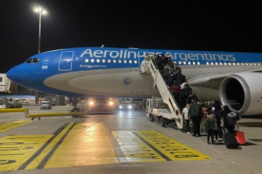 El vuelo de Aerolíneas que trae a evacuados de Israel despegó de Roma y llega mañana a las 8