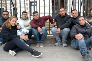 Despedidos del Servicio Penitenciario se encadenan para reclamar ser reincorporados