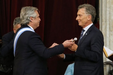 Macri le entregó los atributos presidenciales a Alberto Fernández
